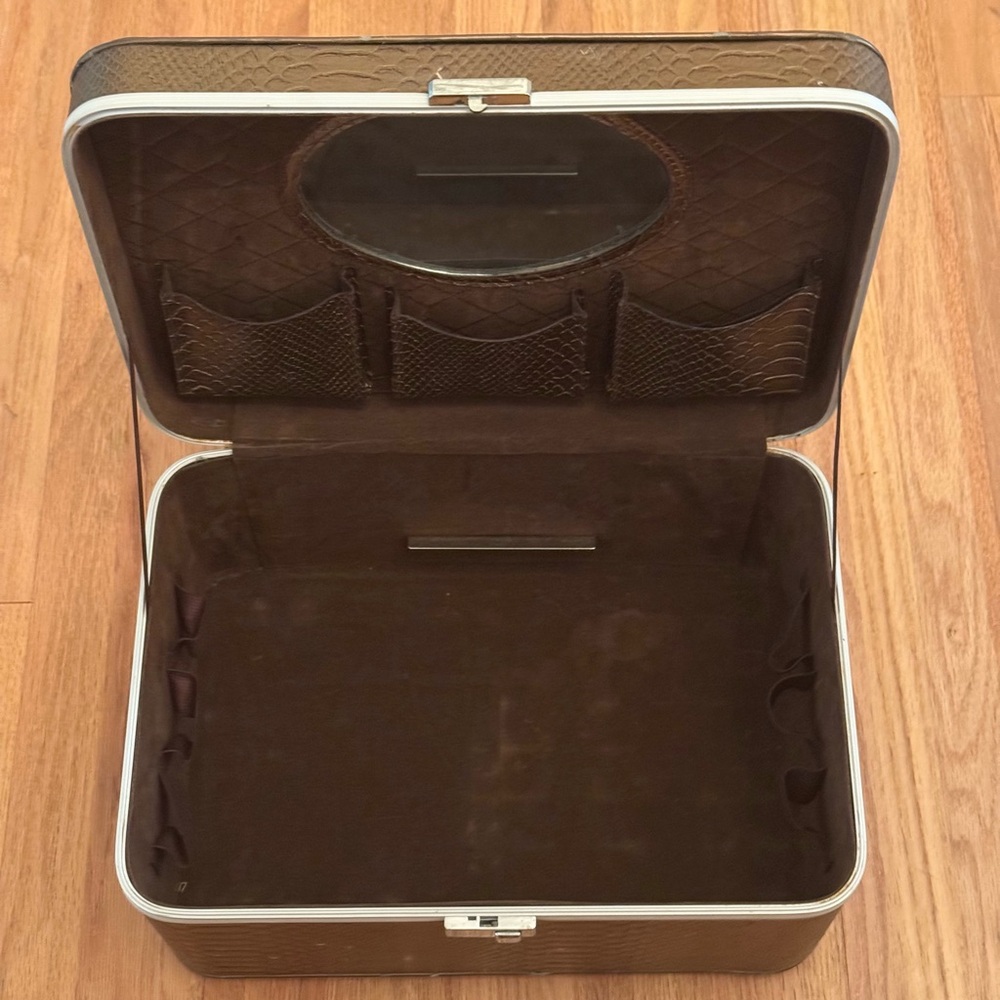 Vanity makeup travel trunk box with protective feet and top handle - Picture 2 of 4